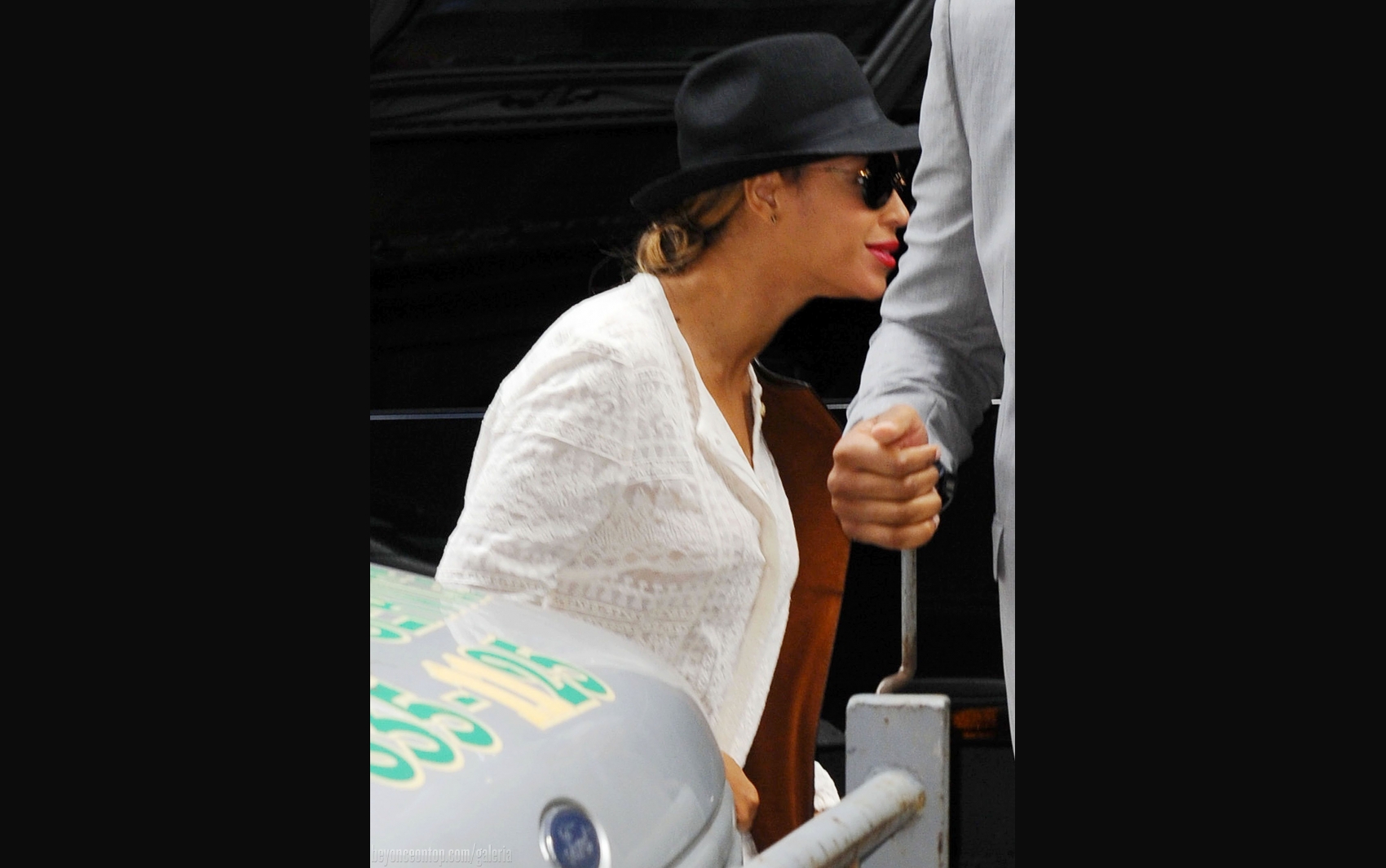 Preparando-se para a turn&ecirc; ''On The Run'', a cantora foi fotografada nos arredores de seu escrit&oacute;rio durante toda a semana. 