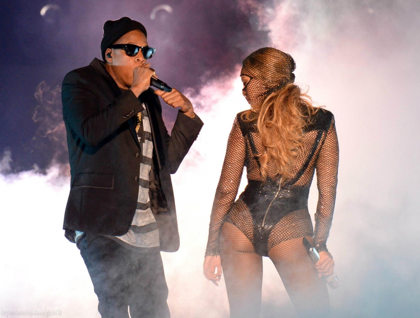 Beyonc&eacute; e Jay-Z abriram o show com 'Bonnie & Clyde'. 