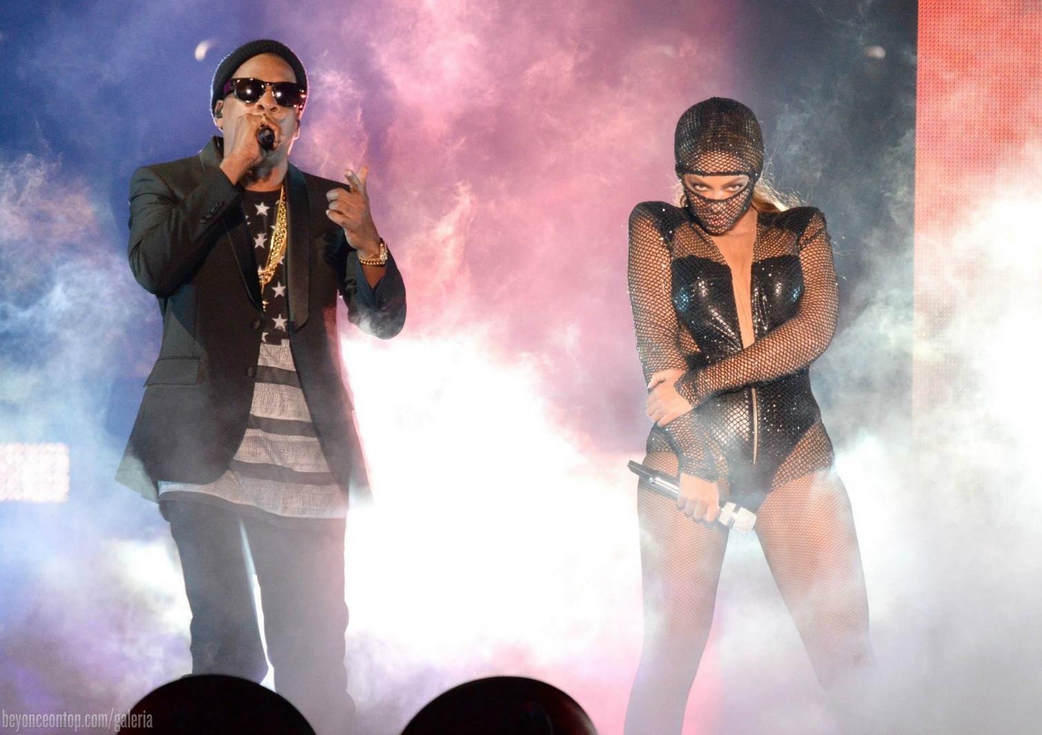 Beyonc&eacute; e Jay-Z abriram o show com 'Bonnie & Clyde'. 