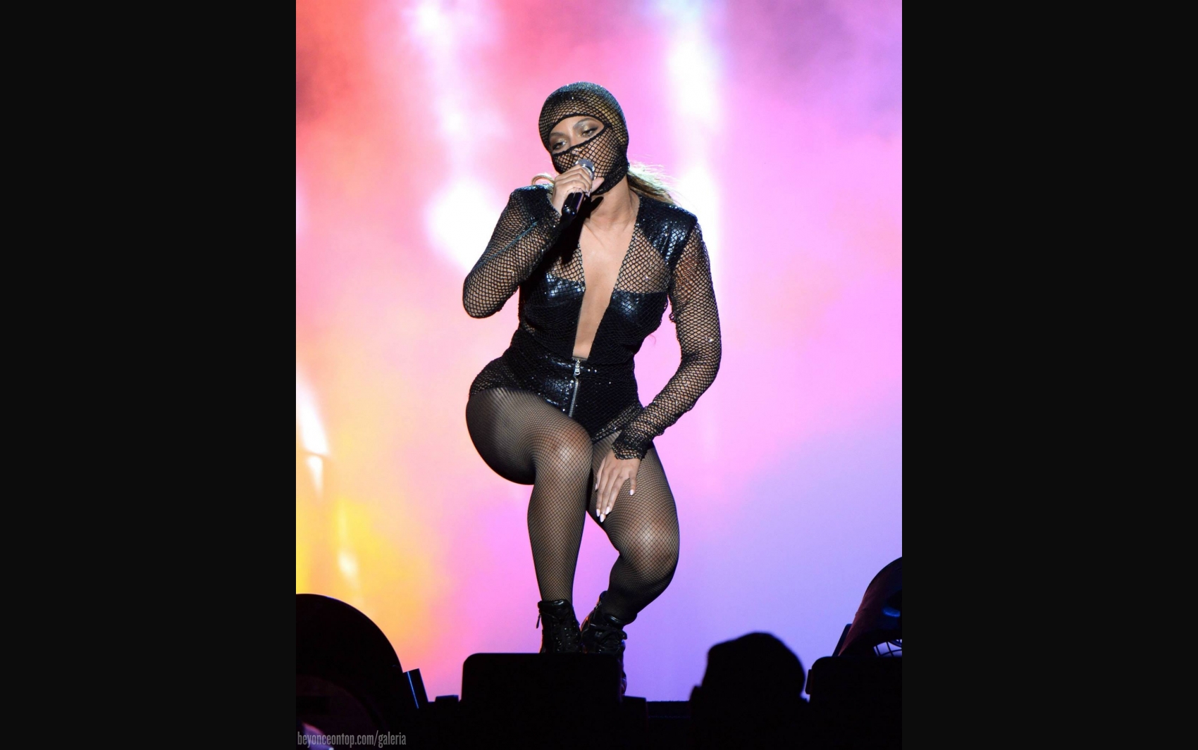 Beyonc&eacute; em seu primeiro figurino. 