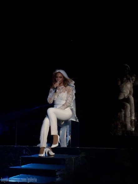 Vestida de noiva, Beyonc&eacute; cantou 'Resentment'. 