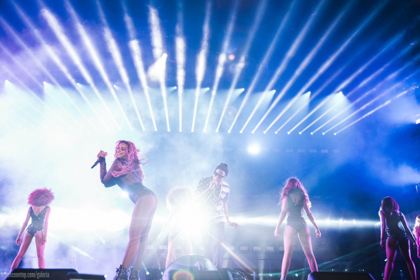 Beyonc&eacute; e Jay-Z se apresentam em Cincinnati, Ohio. 