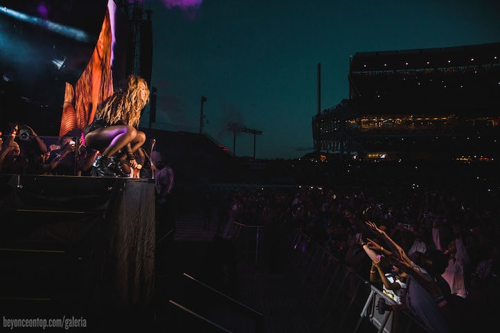 Beyonc&eacute; se apresenta para uma multid&atilde;o em Ohio. 