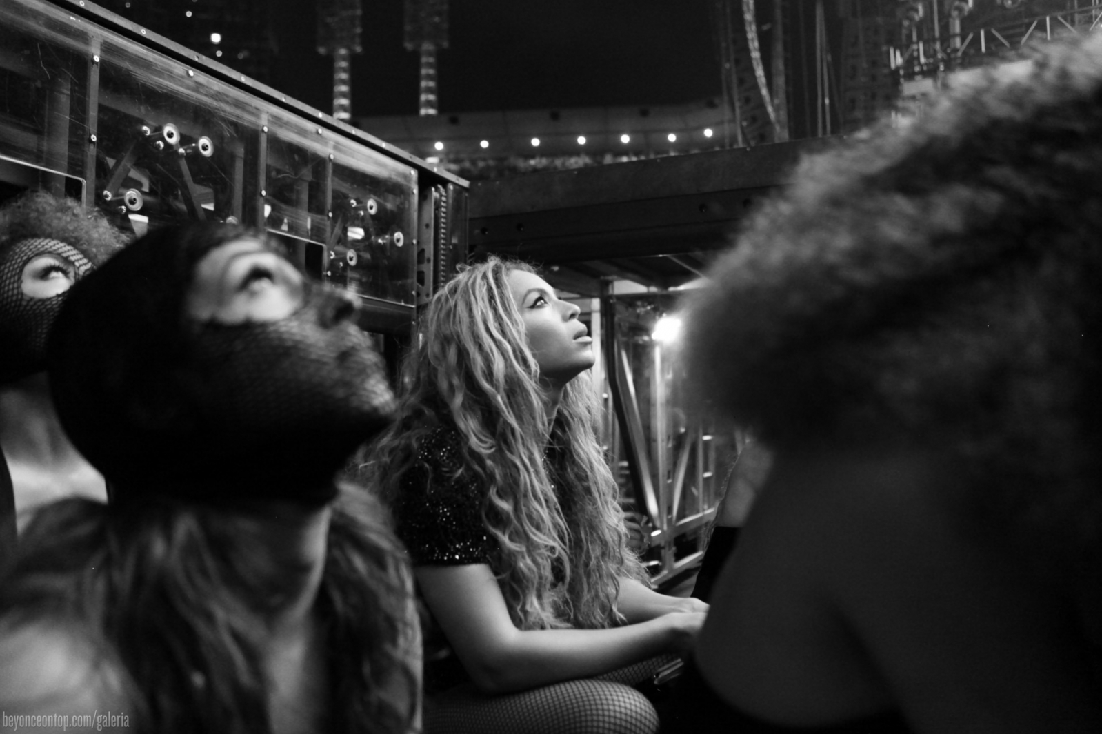 Beyonc&eacute; se prepara nos bastidores. 