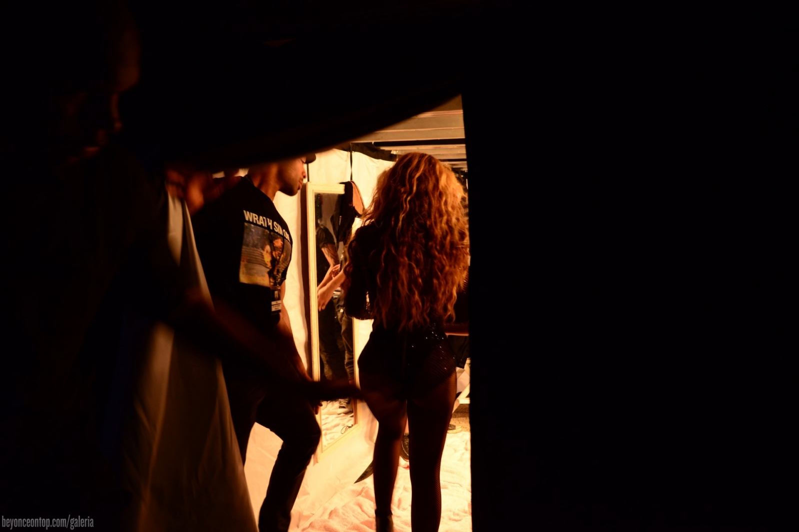 Beyonc&eacute; se prepara nos bastidores. 