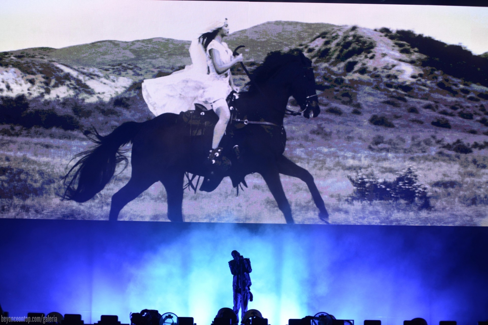 Jay-Z canta com imagens de Beyonc&eacute; no tel&atilde;o. 