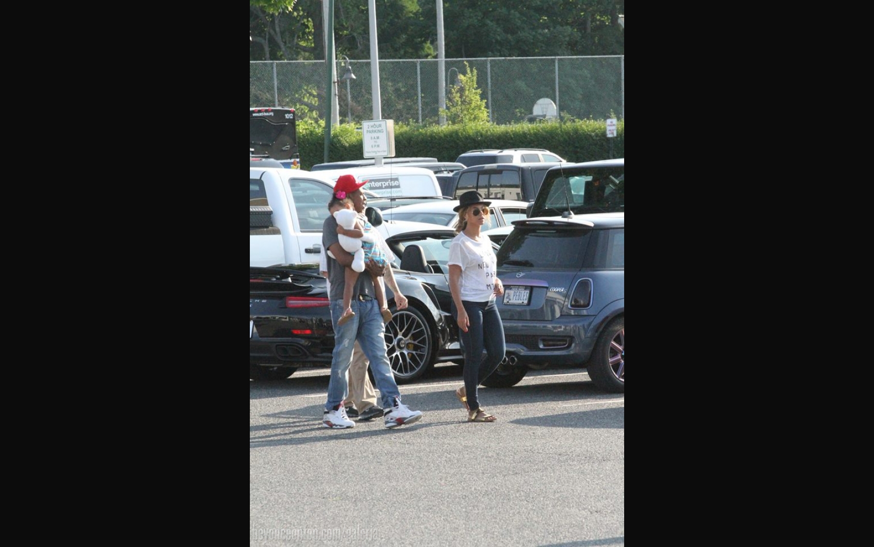 Beyonc&eacute;, Jay Z e Blue Ivy fazem compras em East Hampton. 