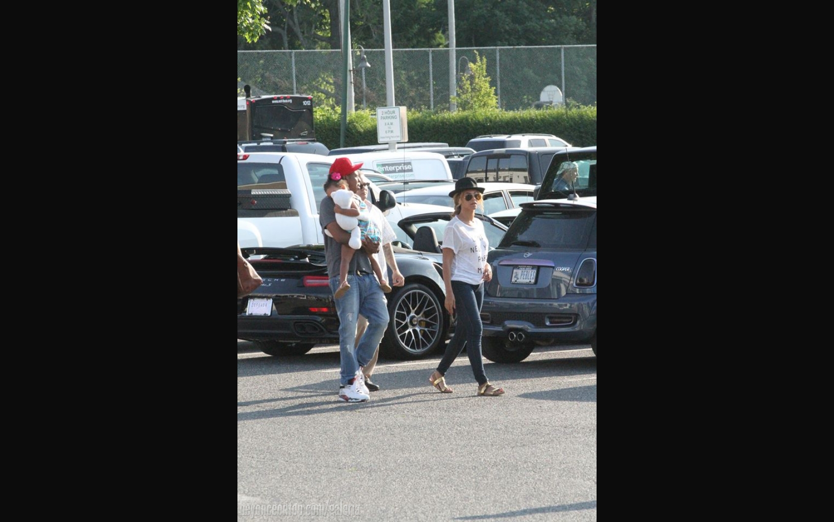 Beyonc&eacute;, Jay Z e Blue Ivy fazem compras em East Hampton. 