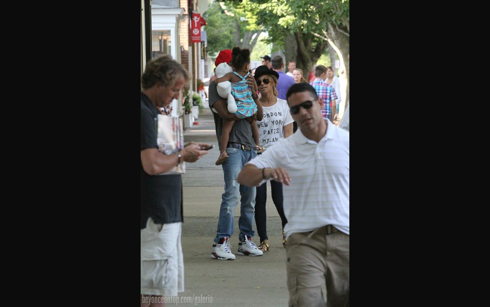 Beyonc&eacute;, Jay Z e Blue Ivy fazem compras em East Hampton. 