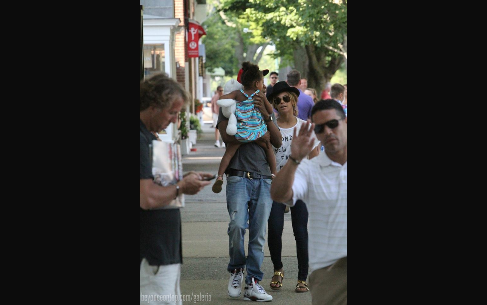 Beyonc&eacute;, Jay Z e Blue Ivy fazem compras em East Hampton. 