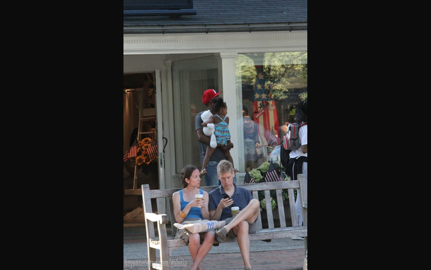 Beyonc&eacute;, Jay Z e Blue Ivy fazem compras em East Hampton. 