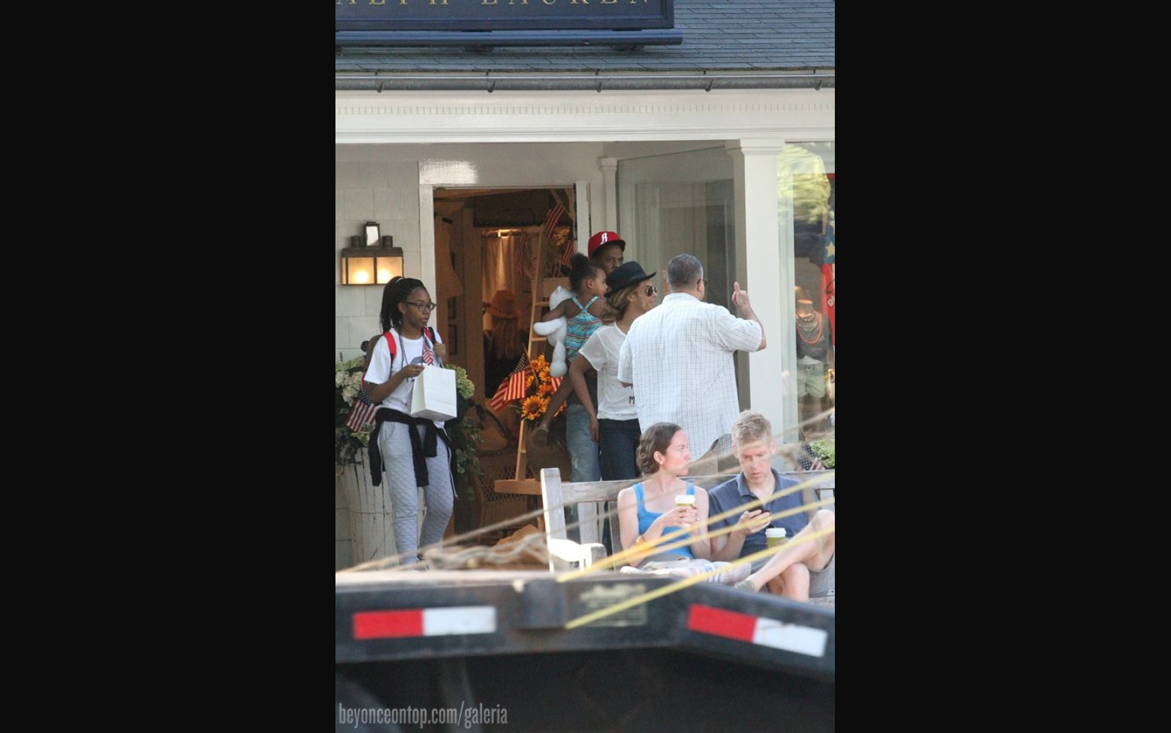 Beyonc&eacute;, Jay Z e Blue Ivy fazem compras em East Hampton. 