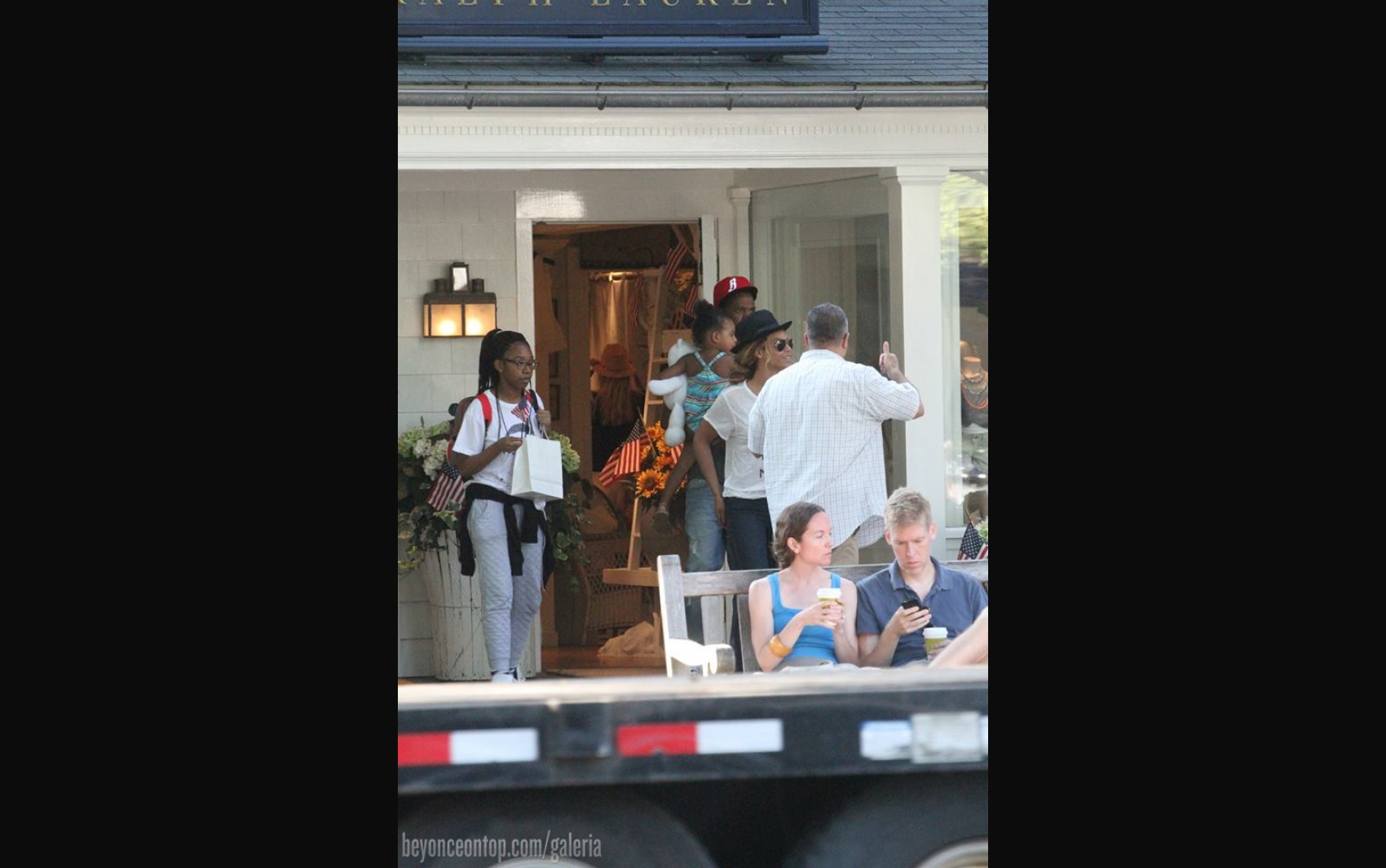 Beyonc&eacute;, Jay Z e Blue Ivy fazem compras em East Hampton. 