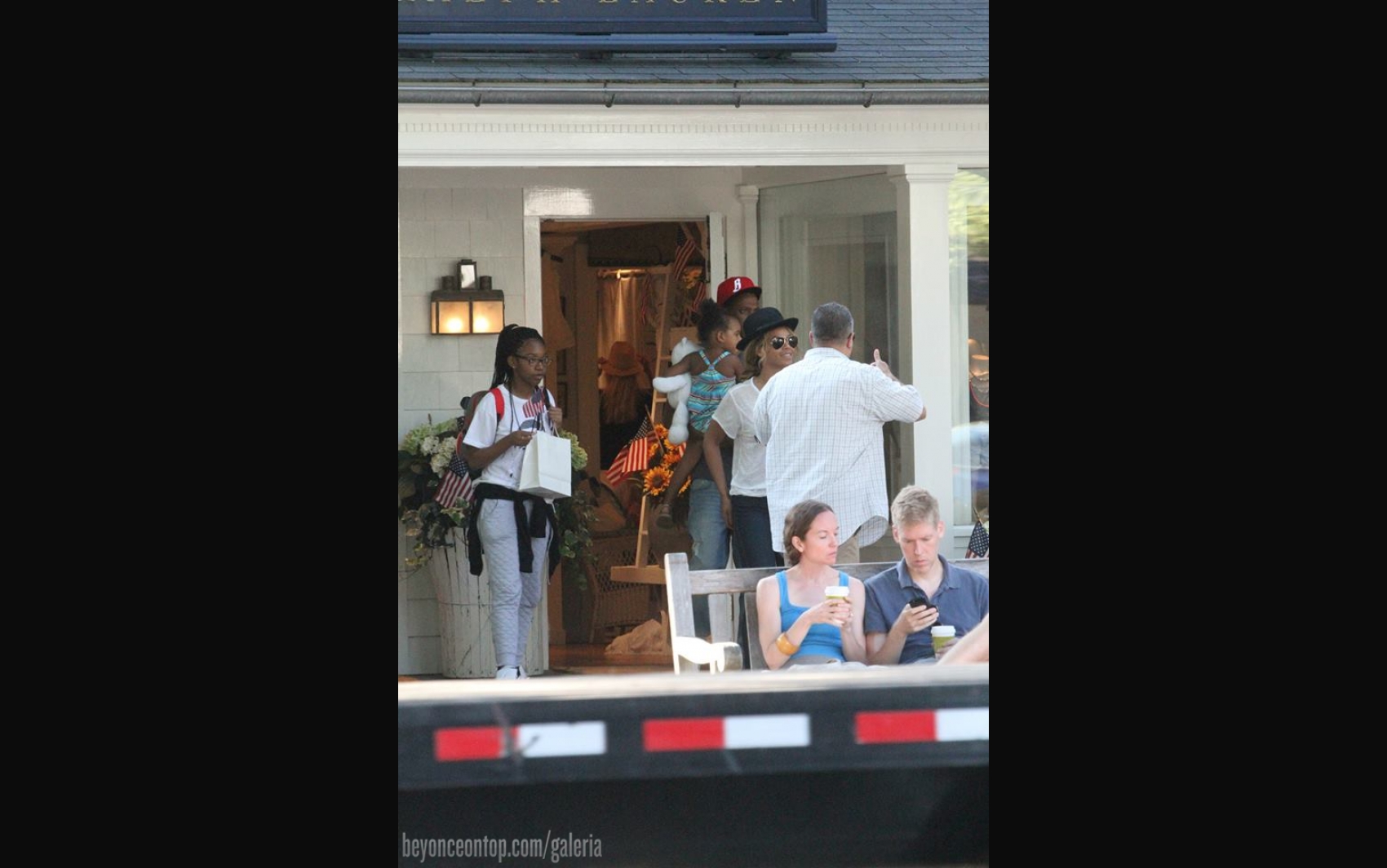 Beyonc&eacute;, Jay Z e Blue Ivy fazem compras em East Hampton. 
