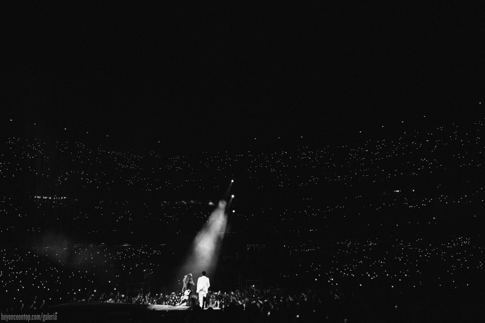 Quarto show da turn&ecirc; ''On The Run'' aconteceu no Citizens Bank Park, na Philadelphia. 