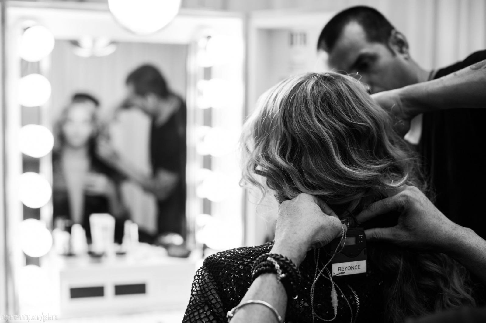 Beyonc&eacute; se prepara no backstage. 