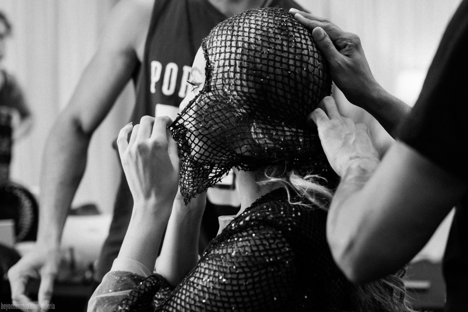Beyonc&eacute; se prepara no backstage. 
