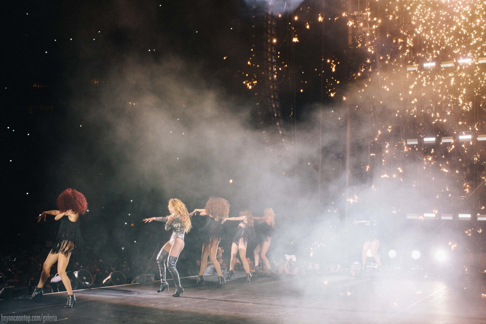 Com novo figurino, Beyonc&eacute; cantou 'Single Ladies'. 