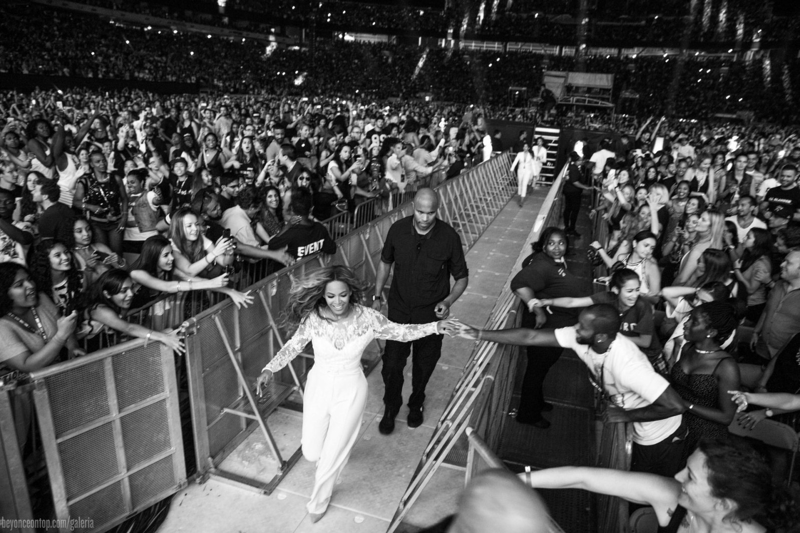 Beyonc&eacute; e Jay Z levam a turn&ecirc; 'On The Run' para East Rutherford, em Nova Jersey. 