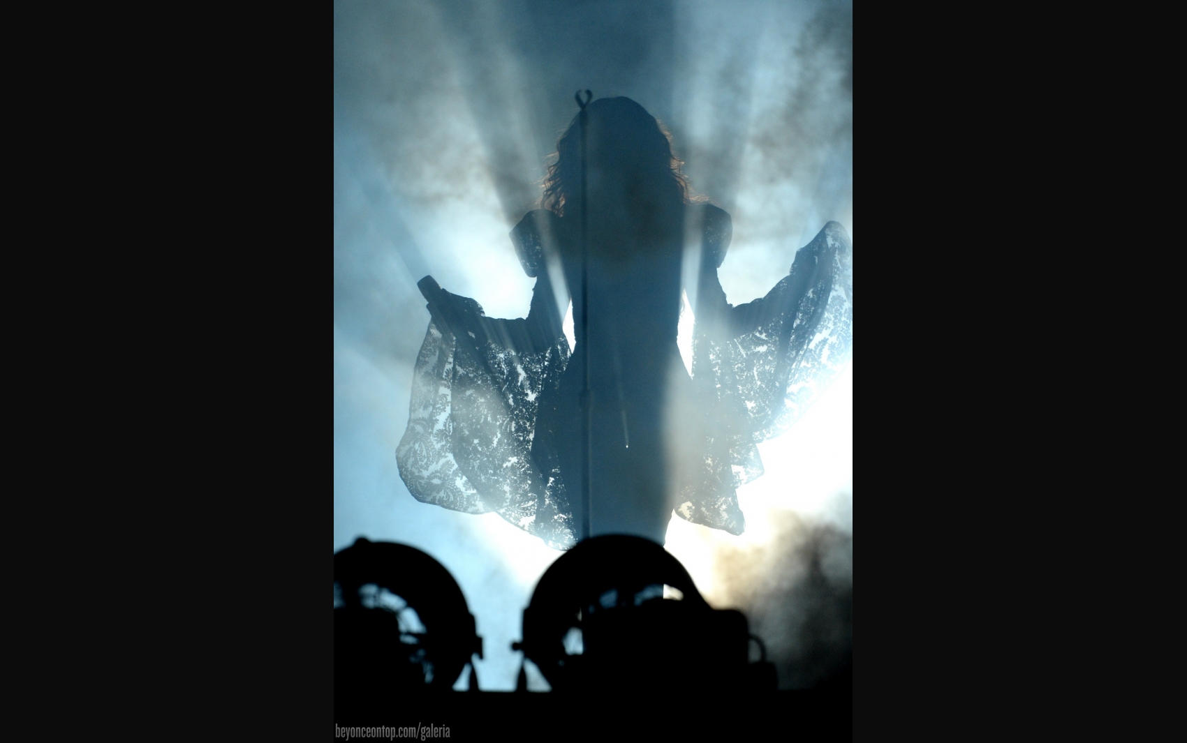 Pela segunda noite consecutiva, Beyonc&eacute; e Jay Z se apresentam com a turn&ecirc; 'On The Run' em East Rutherford, em Nova Jersey. 