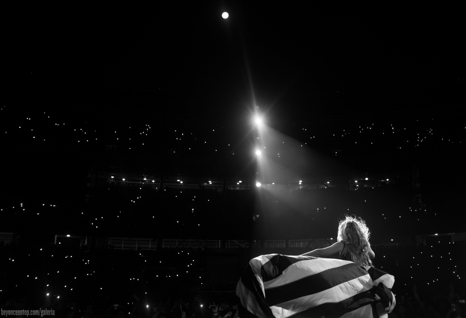 Pela segunda noite consecutiva, Beyonc&eacute; e Jay Z se apresentam com a turn&ecirc; 'On The Run' em East Rutherford, em Nova Jersey. 