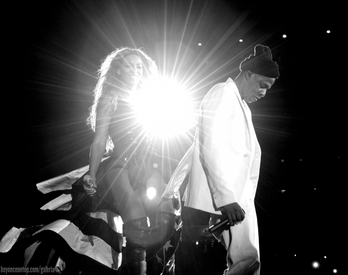 Pela segunda noite consecutiva, Beyonc&eacute; e Jay Z se apresentam com a turn&ecirc; 'On The Run' em East Rutherford, em Nova Jersey. 