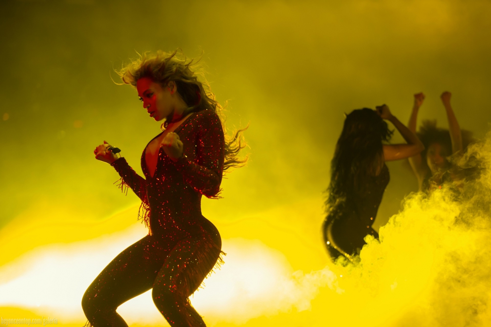 Pela segunda noite consecutiva, Beyonc&eacute; e Jay Z se apresentam com a turn&ecirc; 'On The Run' em East Rutherford, em Nova Jersey. 