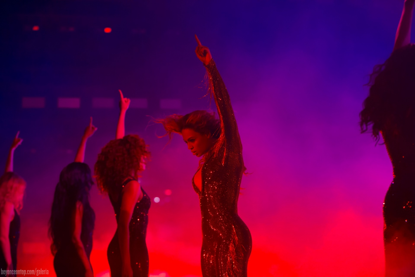 Pela segunda noite consecutiva, Beyonc&eacute; e Jay Z se apresentam com a turn&ecirc; 'On The Run' em East Rutherford, em Nova Jersey. 