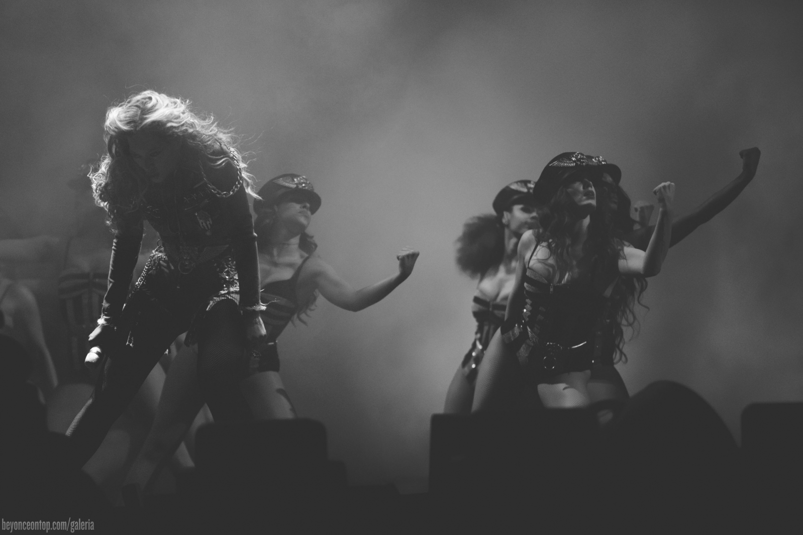 Pela segunda noite consecutiva, Beyonc&eacute; e Jay Z se apresentam com a turn&ecirc; 'On The Run' em East Rutherford, em Nova Jersey. 