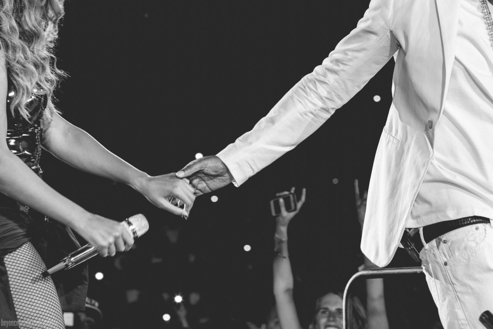 Pela segunda noite consecutiva, Beyonc&eacute; e Jay Z se apresentam com a turn&ecirc; 'On The Run' em East Rutherford, em Nova Jersey. 