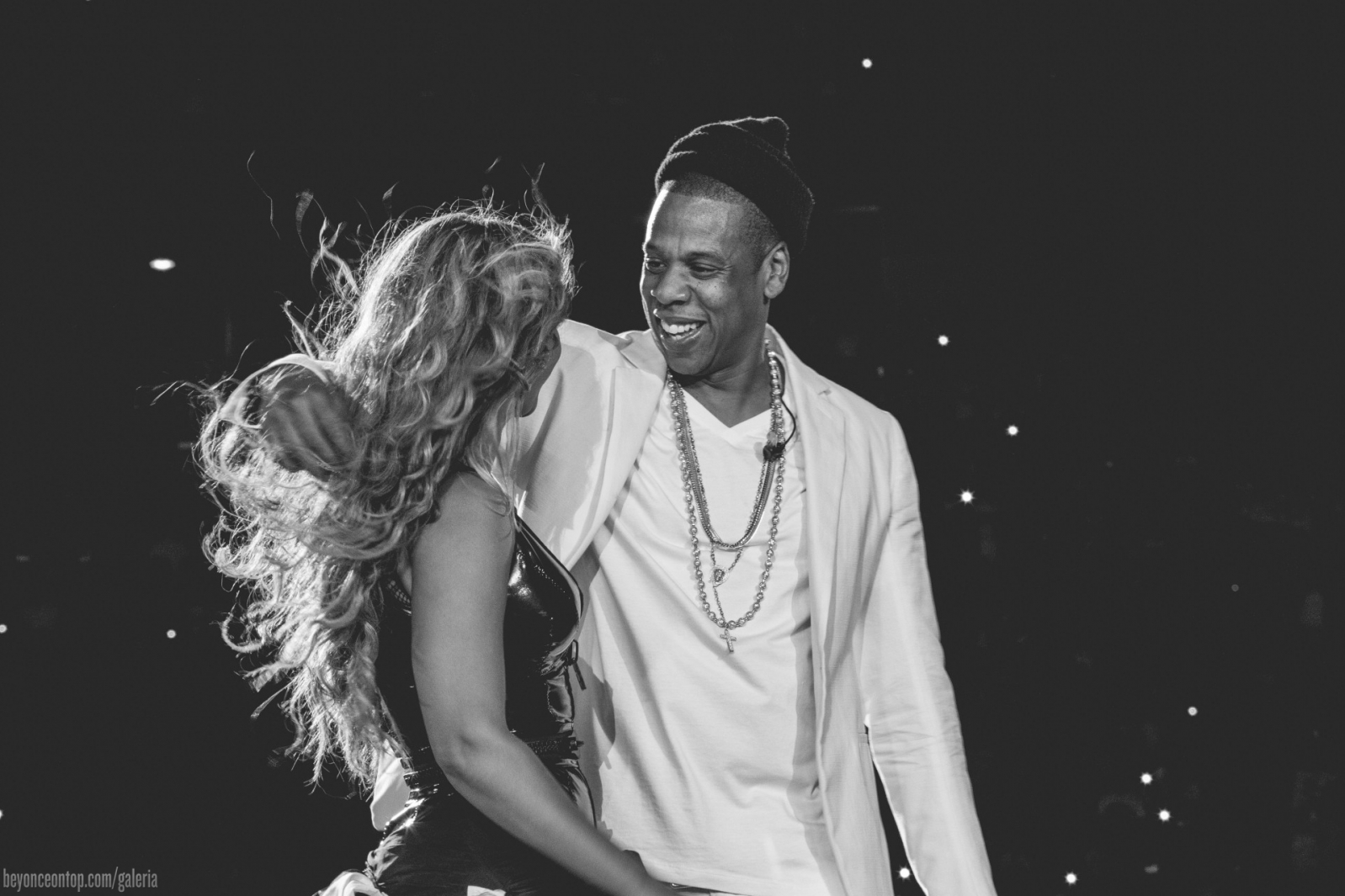 Pela segunda noite consecutiva, Beyonc&eacute; e Jay Z se apresentam com a turn&ecirc; 'On The Run' em East Rutherford, em Nova Jersey. 
