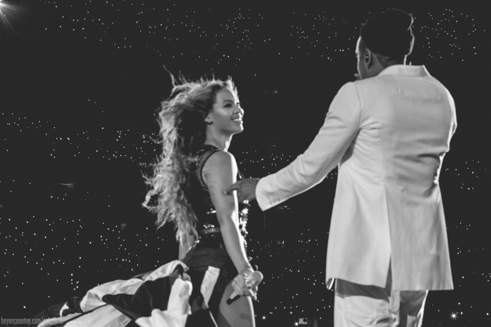 Pela segunda noite consecutiva, Beyonc&eacute; e Jay Z se apresentam com a turn&ecirc; 'On The Run' em East Rutherford, em Nova Jersey. 