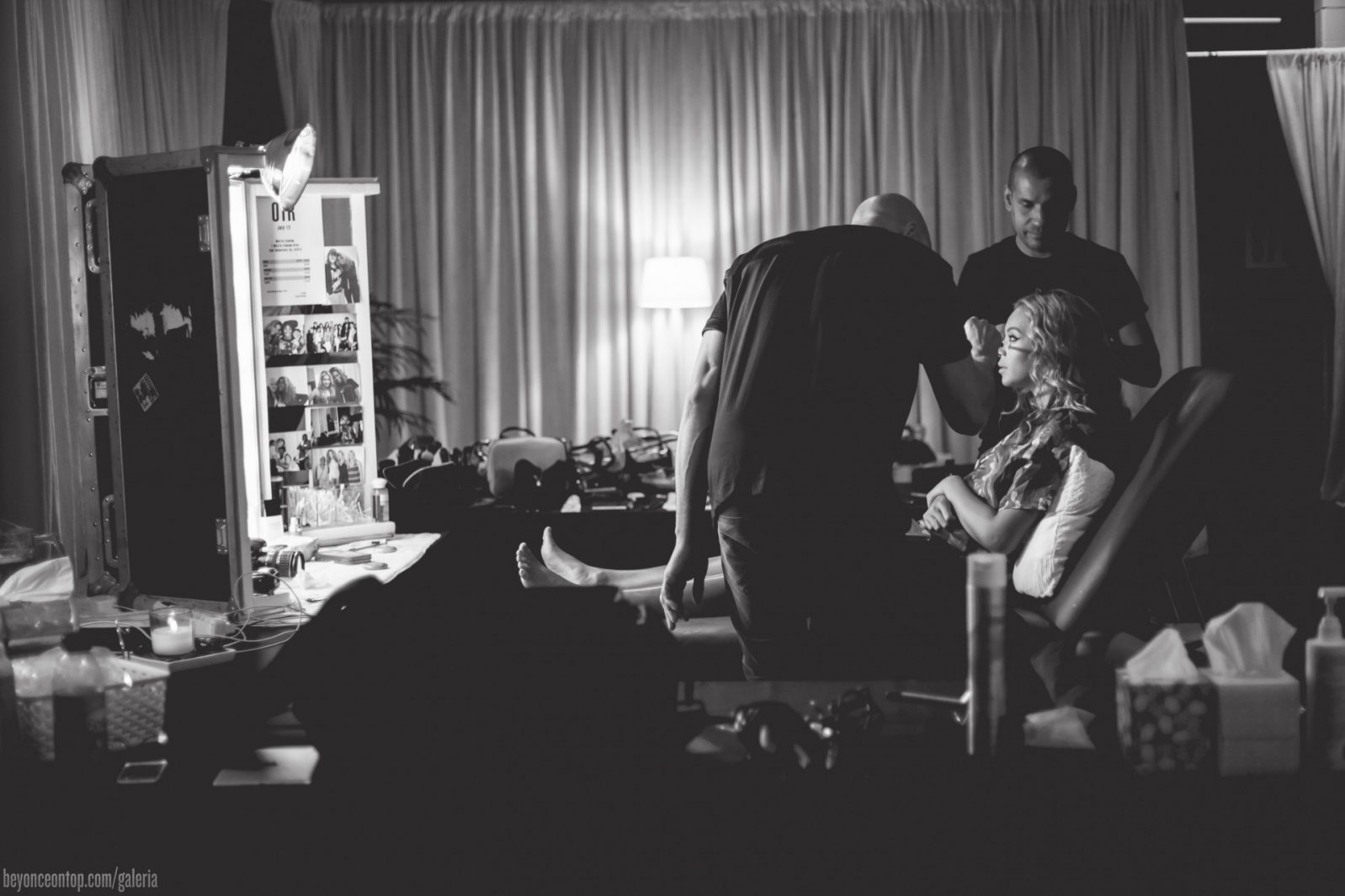 Beyonc&eacute; se prepara para subir ao palco&nbsp;nos bastidores. 