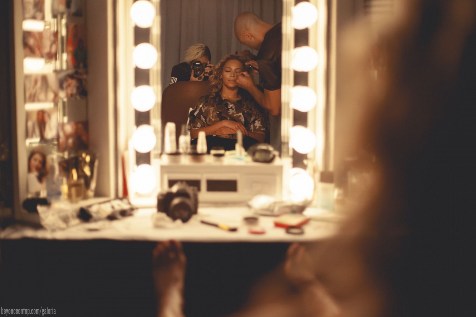 Beyonc&eacute; se prepara para subir ao palco&nbsp;nos bastidores. 