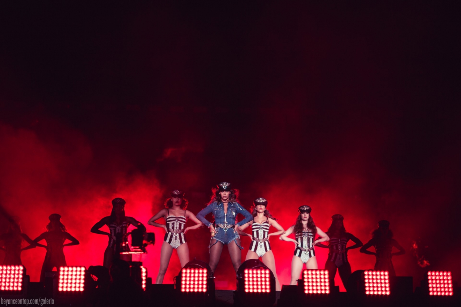 Beyonc&eacute; e Jay Z se apresentam em New Orleans. 