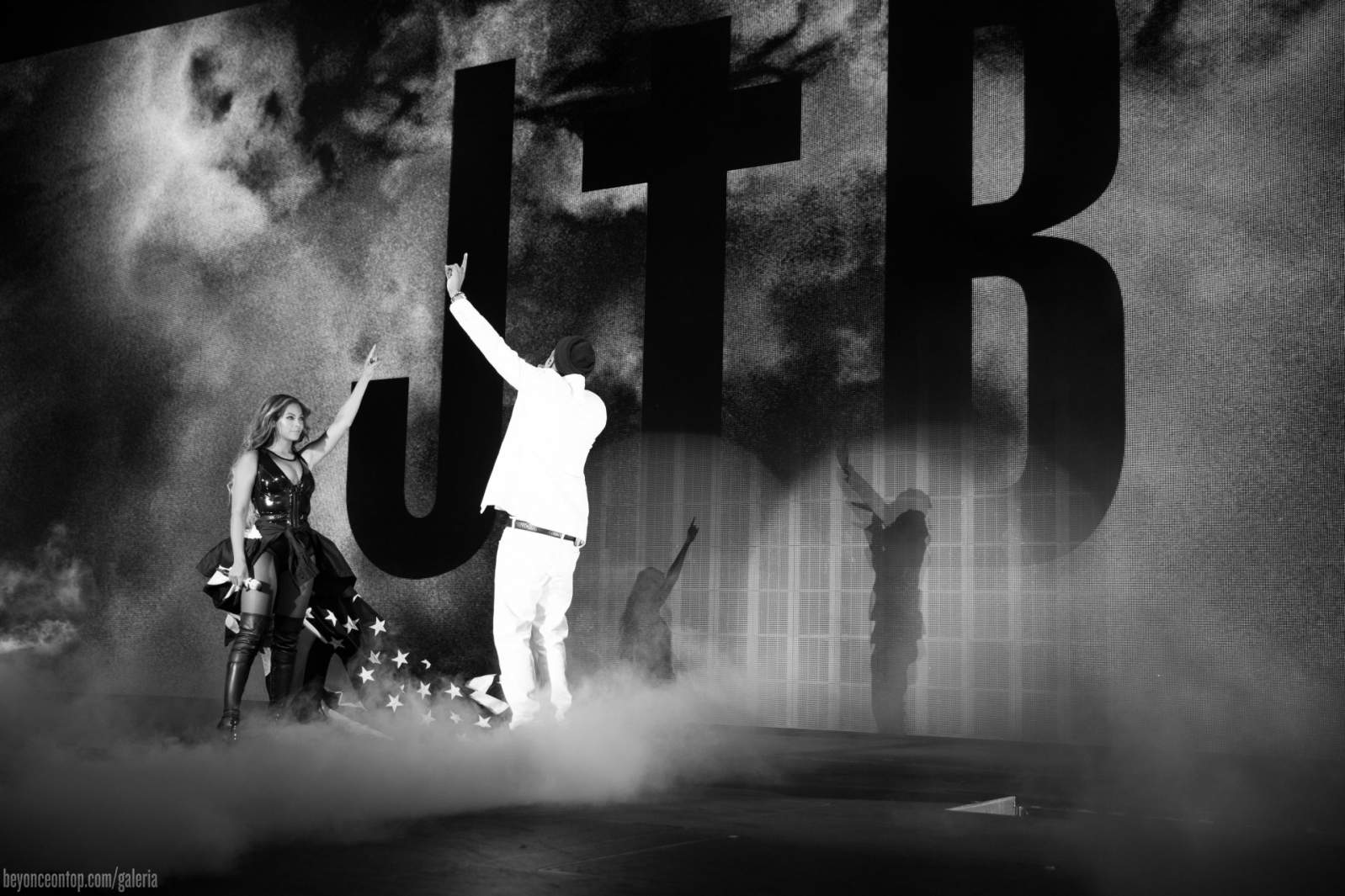 Beyonc&eacute; e Jay Z passam por Dallas com a turn&ecirc; 'On The Run'. 