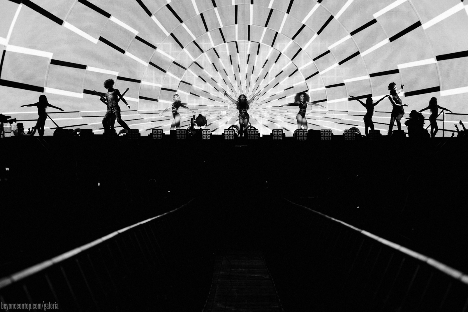 Beyonc&eacute; e Jay Z se apresentam em Winnipeg. 