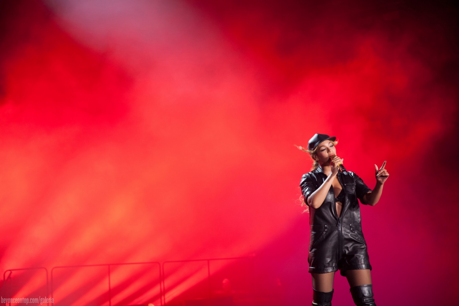Beyonc&eacute; e Jay Z se apresentam em Los Angeles. 