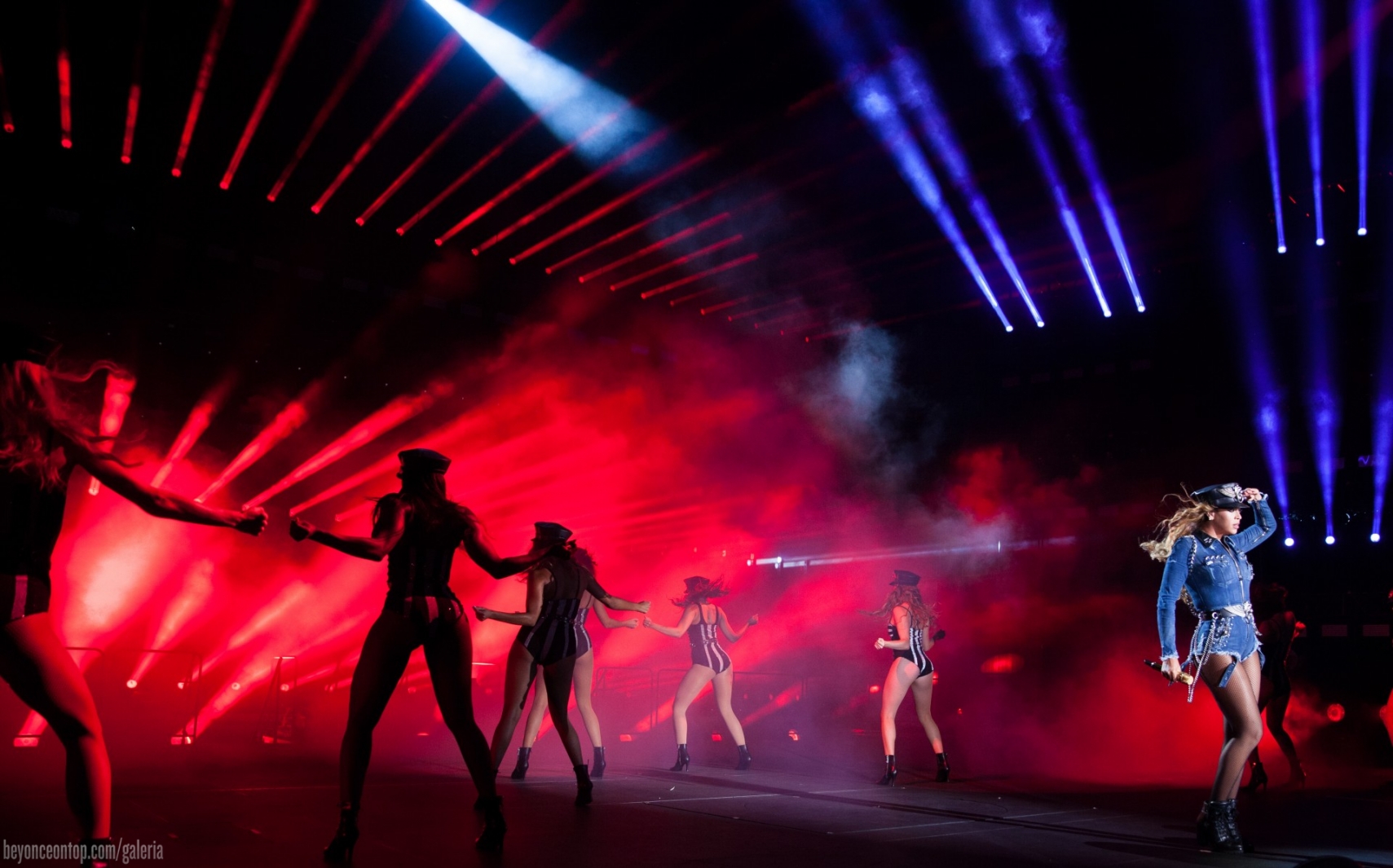 Beyonc&eacute; e Jay Z se apresentam em Los Angeles. 