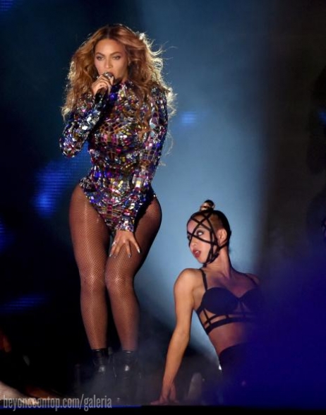Beyonc&eacute; se apresenta no palco do VMA.&nbsp; 