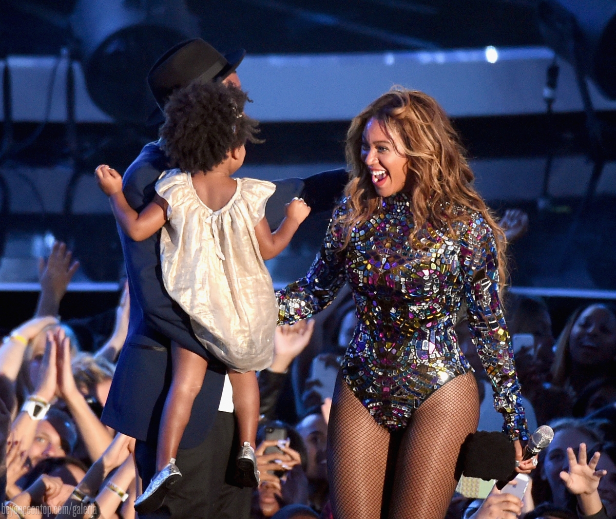 Beyonc&eacute; recebe o Video Vanguard Award. 