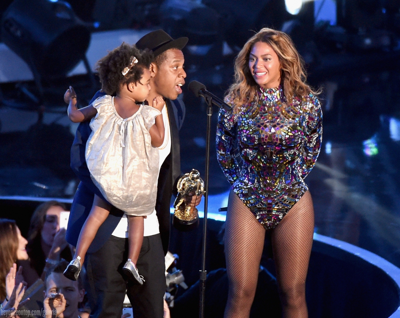 Beyonc&eacute; recebe o Video Vanguard Award. 