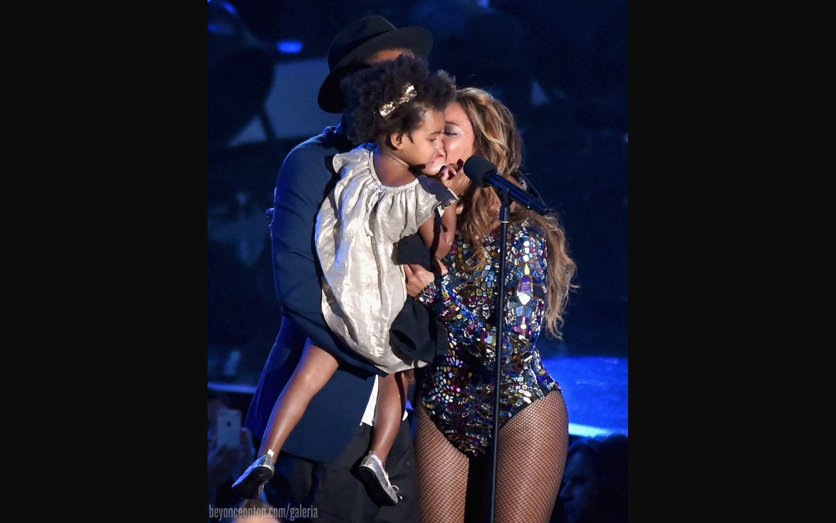 Beyonc&eacute; recebe o Video Vanguard Award. 