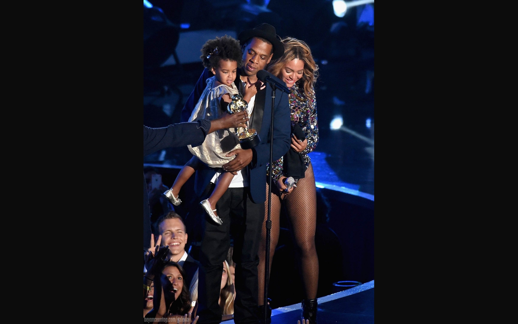 Beyonc&eacute; recebe o Video Vanguard Award. 