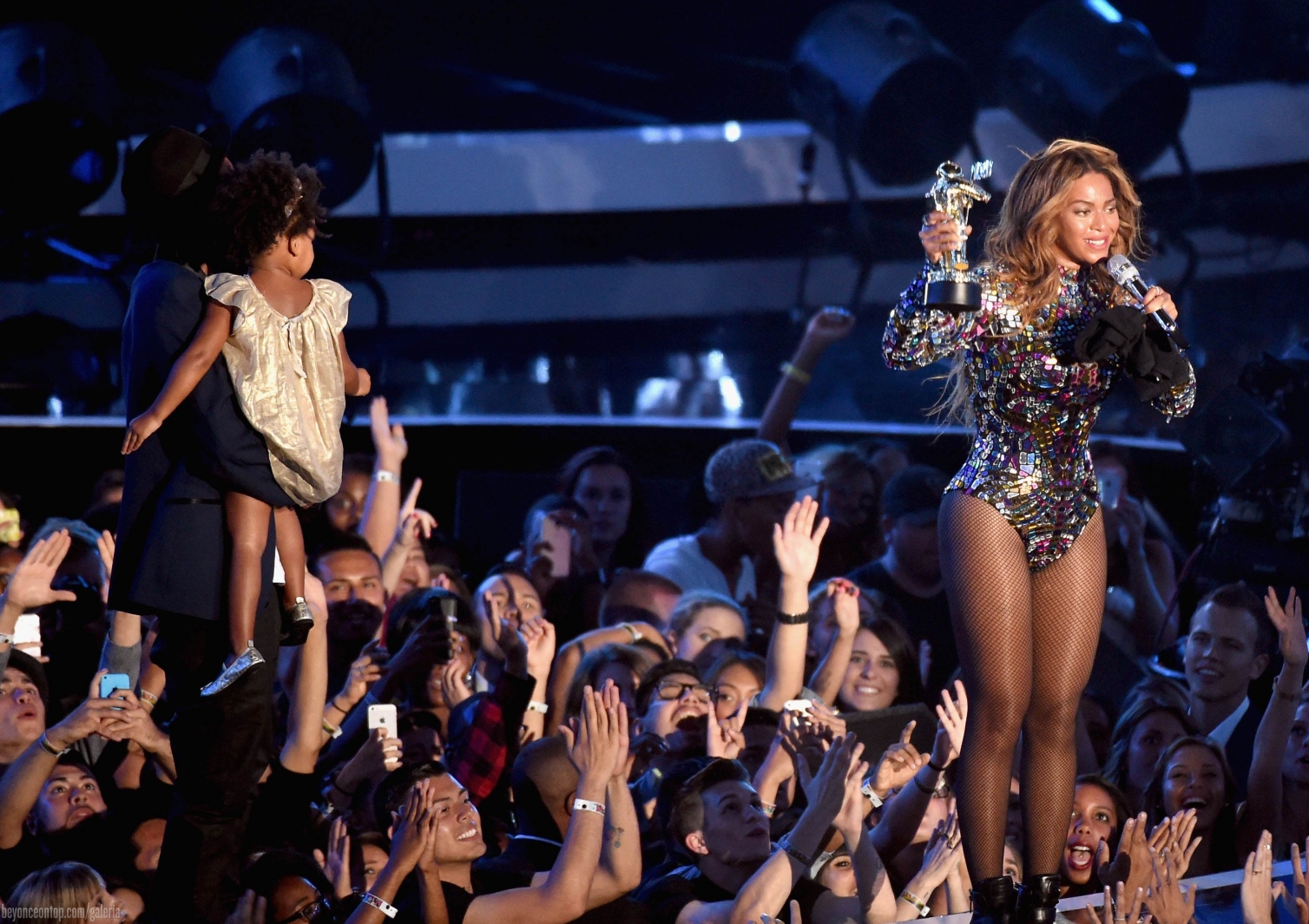 Beyonc&eacute; recebe o Video Vanguard Award. 