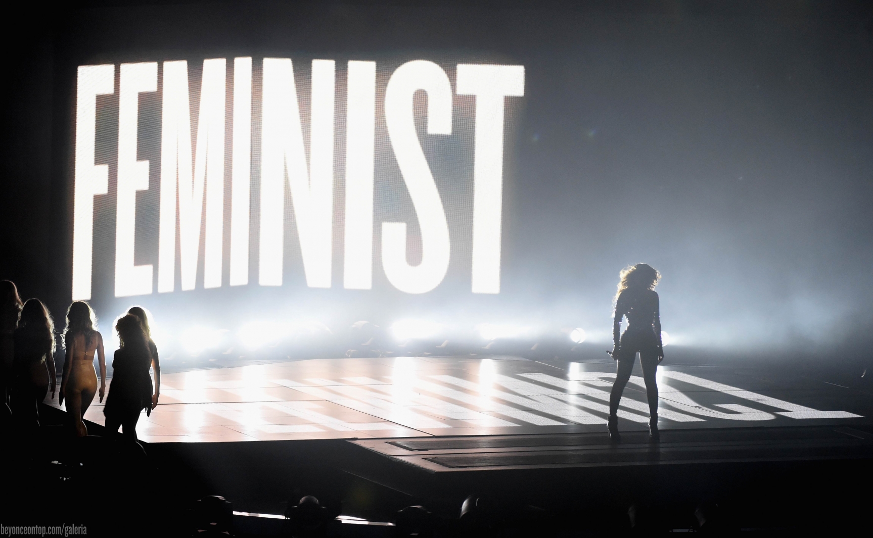 Beyonc&eacute; se apresenta no VMA. 