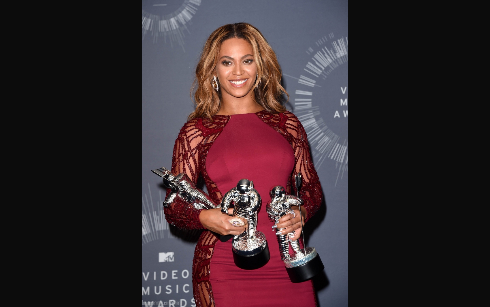 Beyonc&eacute; na Sala de Imprensa para tirar fotos com seus pr&ecirc;mios; ela ganhou 4. 