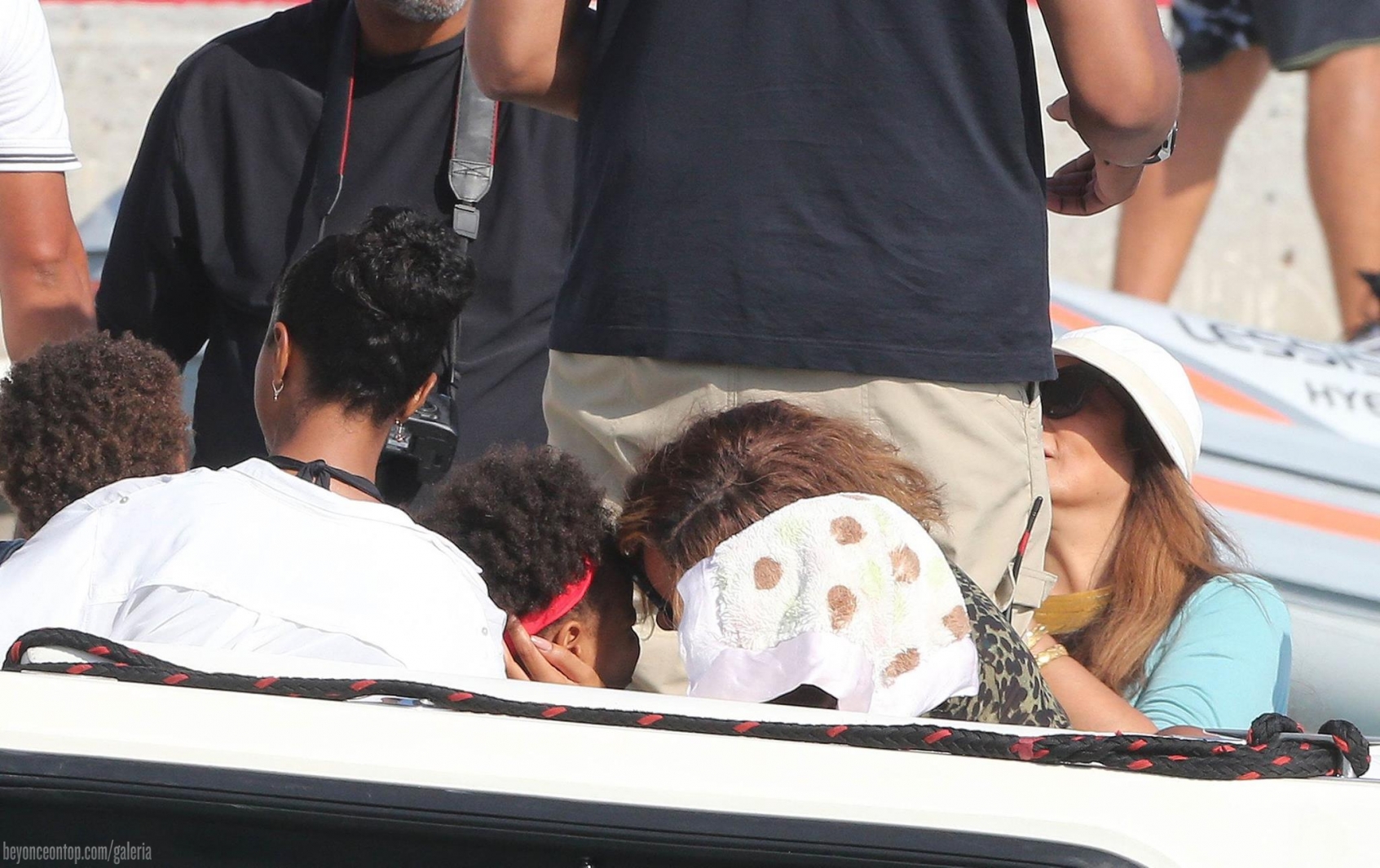 Beyonc&eacute;, Jay Z e Blue Ivy passeiam em museu na Fran&ccedil;a. 