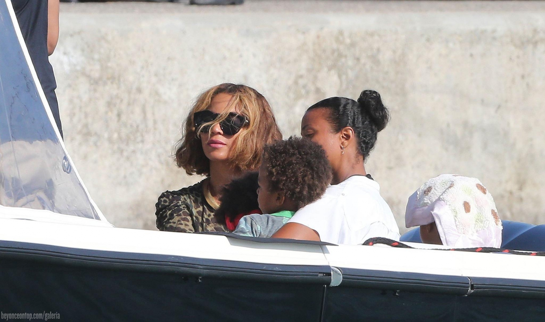 Beyonc&eacute;, Jay Z e Blue Ivy passeiam em museu na Fran&ccedil;a. 