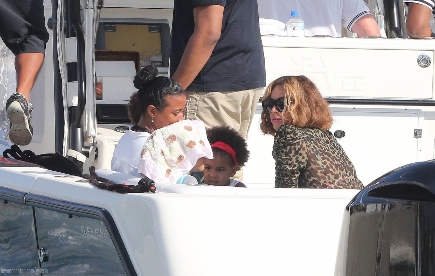 Beyonc&eacute;, Jay Z e Blue Ivy passeiam em museu na Fran&ccedil;a. 